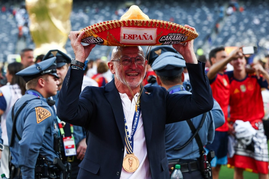O técnico da Espanha, Luis de la Fuente, usa um chapéu após vencer a final da Copa do Mundo de 2026 entre Espanha e Argentina, no estádio de Nova York/Nova Jersey, em East Rutherford, em 19 de julho de 2026. (Foto de FRANCK FIFE / AFP)