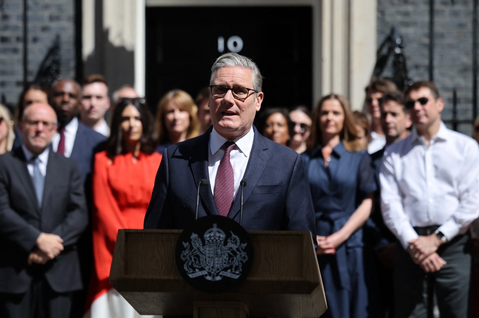 O primeiro-ministro britânico cessante, Keir Starmer, faz uma declaração em frente ao número 10 da Downing Street, no centro de Londres, em 20 de julho de 2026, antes de apresentar formalmente sua renúncia ao rei. (Foto de Henry Nicholls / AFP)