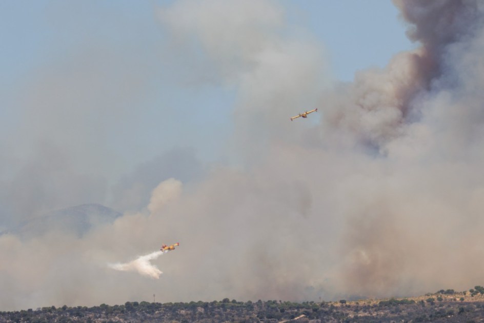 Aviões Canadair de combate a incêndios da Força Aérea Espanhola lançam água sobre um incêndio florestal próximo a San Martín de Valdeiglesias, a oeste de Madri, em 24 de julho de 2026