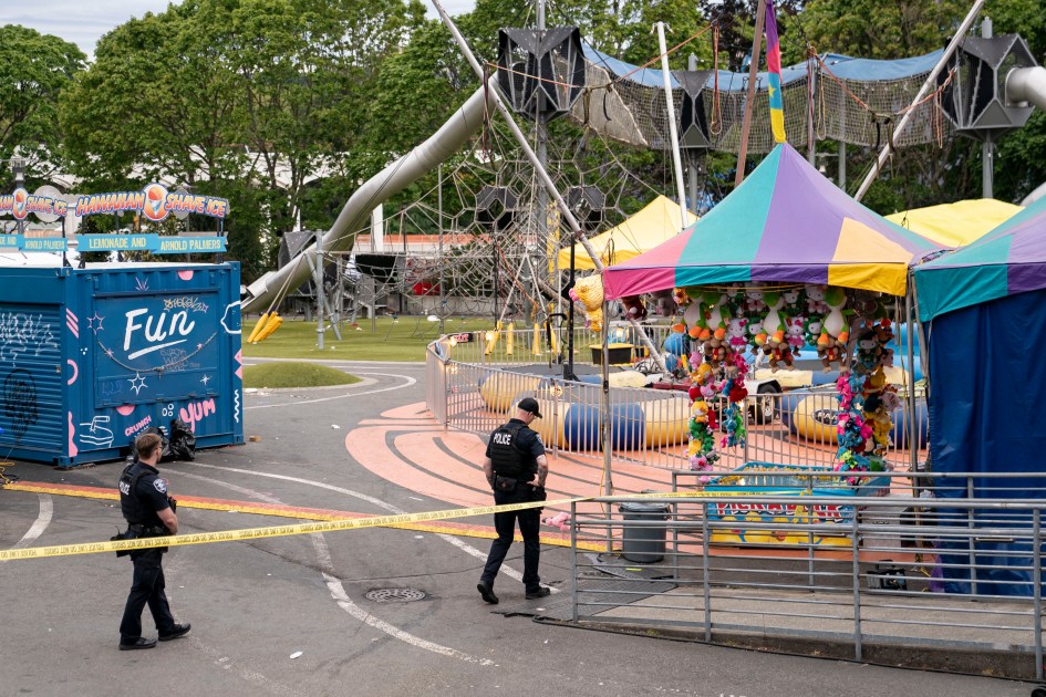 Policiais patrulham a área onde ocorreu um tiroteio em massa no festival gastronômico Bite of Seattle, em 26 de julho de 2026, em Seattle, Washington. Pelo menos duas pessoas morreram e pelo menos cinco ficaram feridas após o tiroteio no evento no Seattle Center. David Ryder/Getty Images/AFP (Foto de David Ryder / GETTY IMAGES NORTH AMERICA / Getty Images via AFP)
