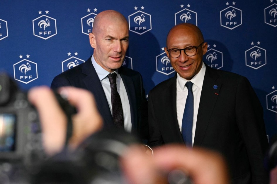 O ex-jogador da seleção francesa de futebol Zinedine Zidane (E) e o presidente da Federação Francesa de Futebol (FFF), Philippe Diallo (D), posam após coletiva de imprensa para apresentá-lo como o novo técnico da seleção francesa de futebol na sede da Federação Francesa de Futebol (FFF), em Paris, em 28 de julho de 2026