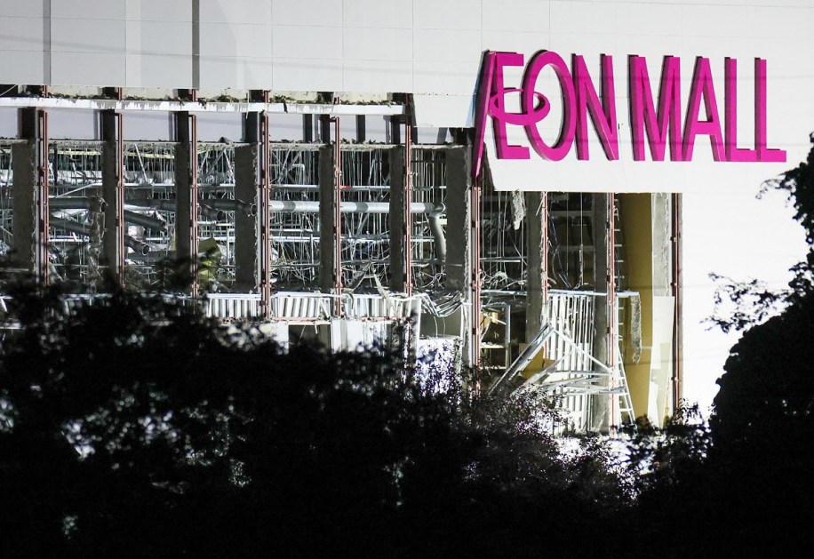Uma parede danificada é vista na lateral do Aeon Mall Kumamoto após um terremoto em Kashima, em 28 de julho de 2026. Temia-se que "muitas pessoas" estivessem presas em um shopping center atingido no Japão no final do dia 28 de julho, segundo as autoridades, após um forte terremoto derrubar prédios, provocar incêndios e deixar, segundo relatos, mais de 100 feridos. (Foto de JIJI Press / AFP) / Proibida a distribuição no Japão
