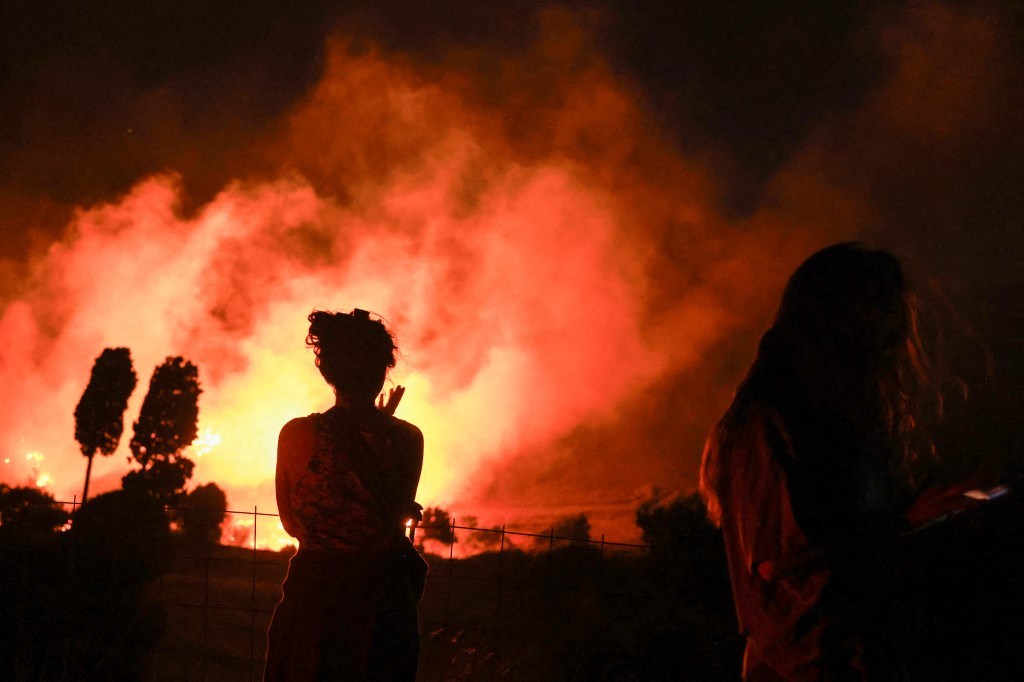 Incêndio florestal destrói casas no Canadá e força evacuação de 20 mil pessoas