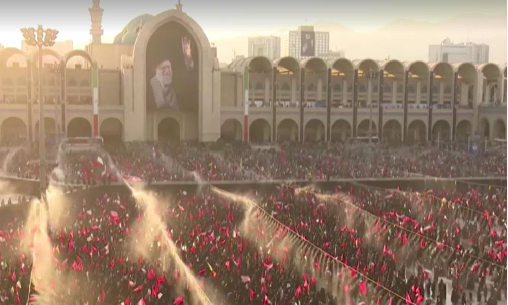 Funeral de Ali Khamenei reúne milhares de fiéis e tem pedidos de vingança e de morte a Trump