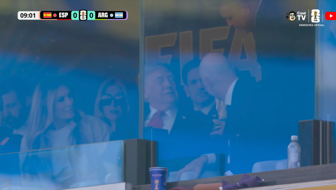 Captura de tela da transmissão de Espanha x Argentina mostra Ronaldo e Trump interagindo