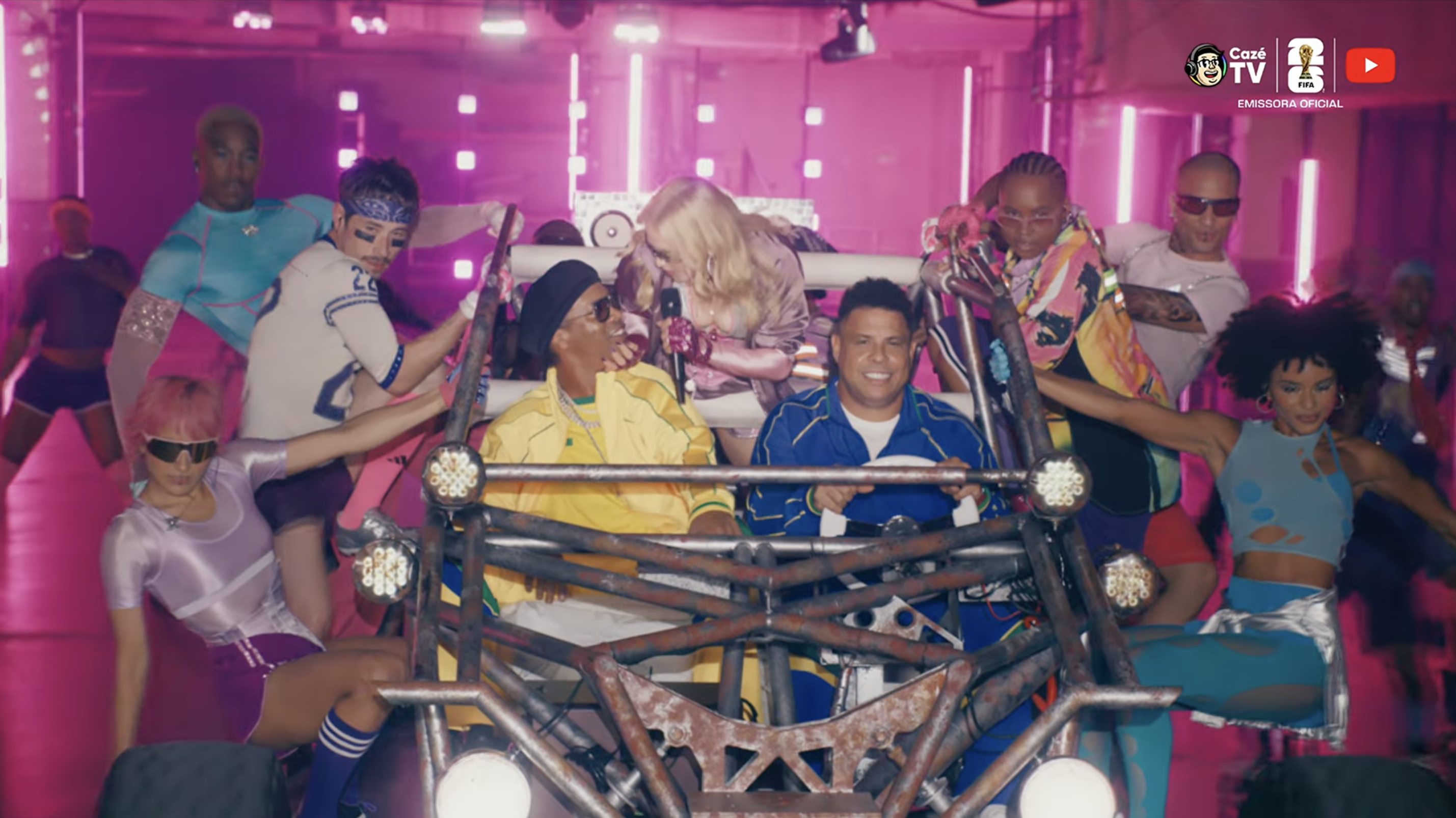 Ronaldo e Ronaldinho 'dão carona' para Madonna em show do intervalo da Copa