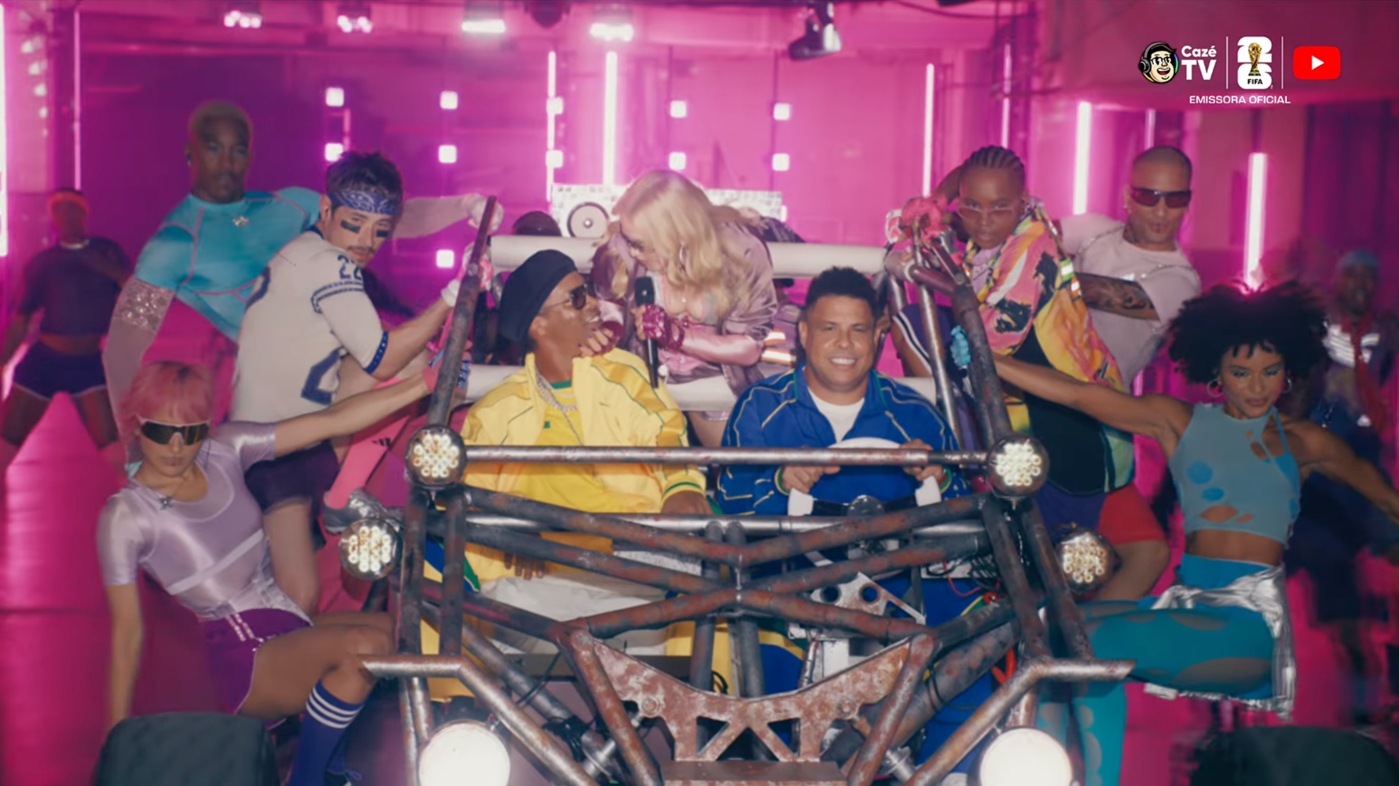 Ronaldo e Ronaldinho ‘dão carona’ para Madonna em show do intervalo da Copa