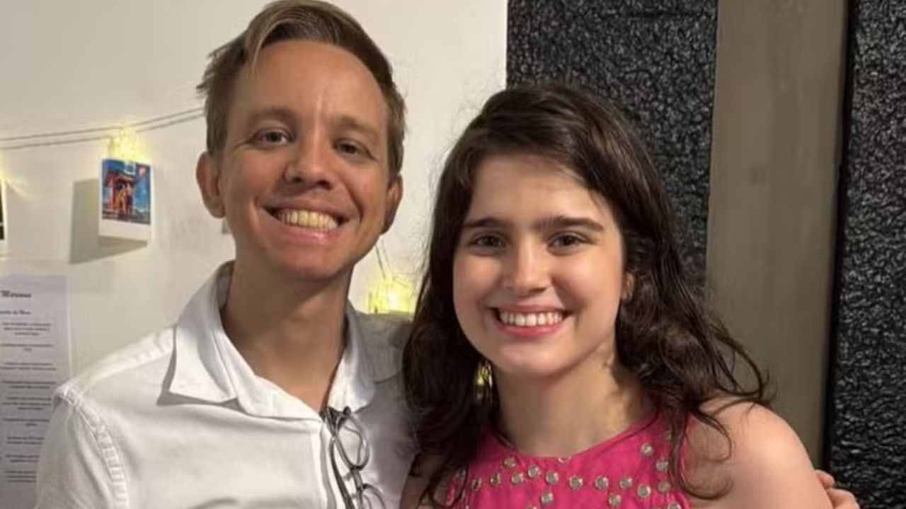 Filha de Tadeu Schmdit anuncia noivado aos 24 anos: ‘Uma nova etapa’