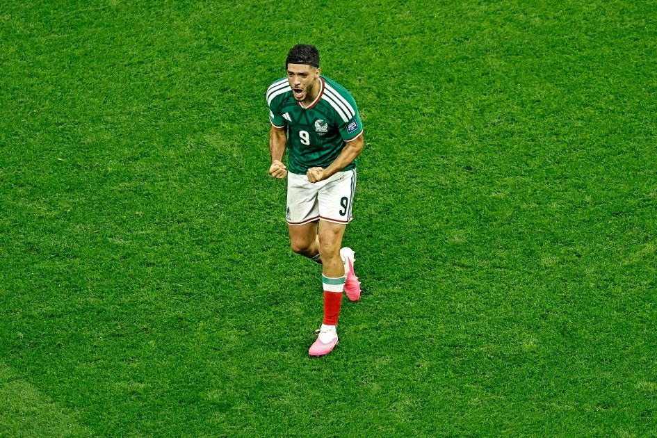Raúl Jiménez, do México, comemora após marcar gol na partida entre México e Equador válida pela segunda fase da Copa do Mundo 2026, na Cidade do México, no México,