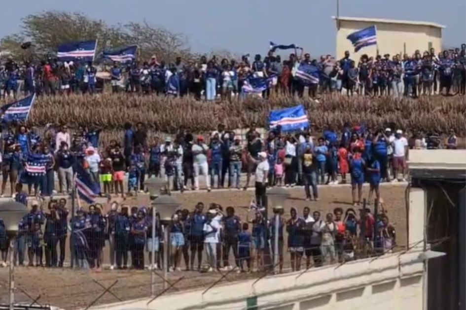 Torcedores aguardando chegada da Seleção de Cabo Verde.