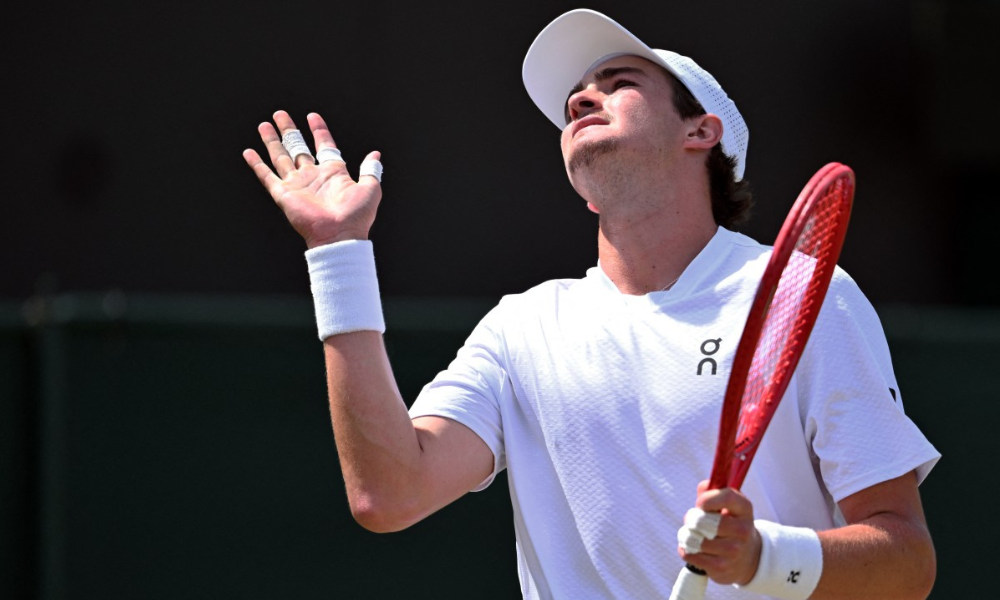 Irreconhecível, João Fonseca é atropelado por russo e cai em Wimbledon
