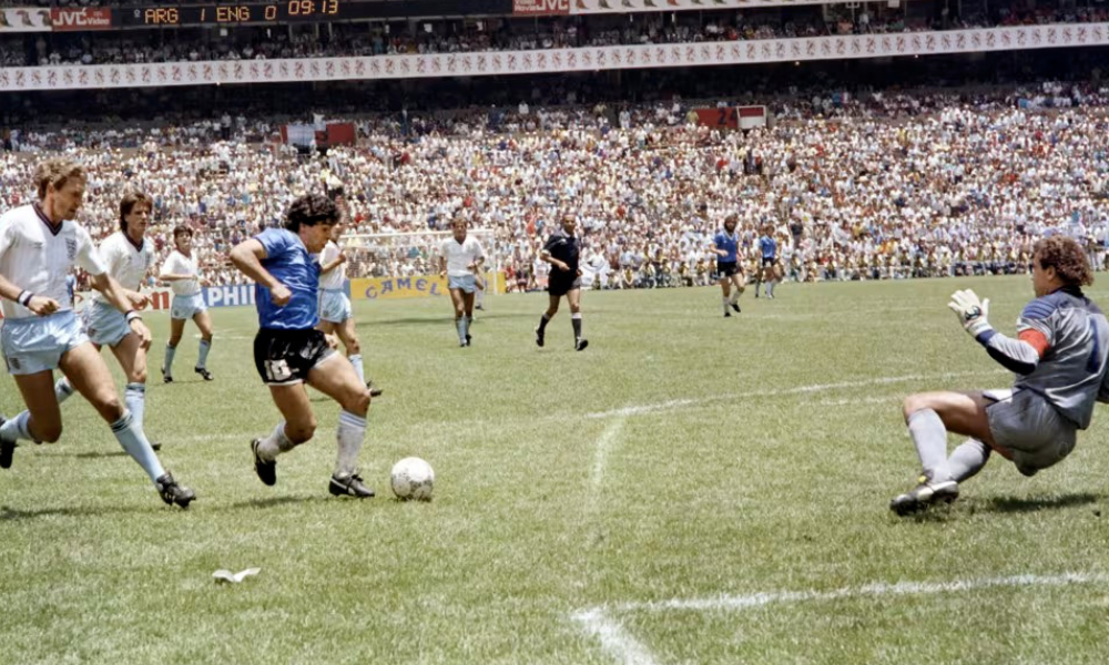 Diego Maradona driblando o goleiro para marcar o segundo gol da Argentina na partida contra a Inglaterra, na Copa do Mundo de 1986. Foto: Fifa