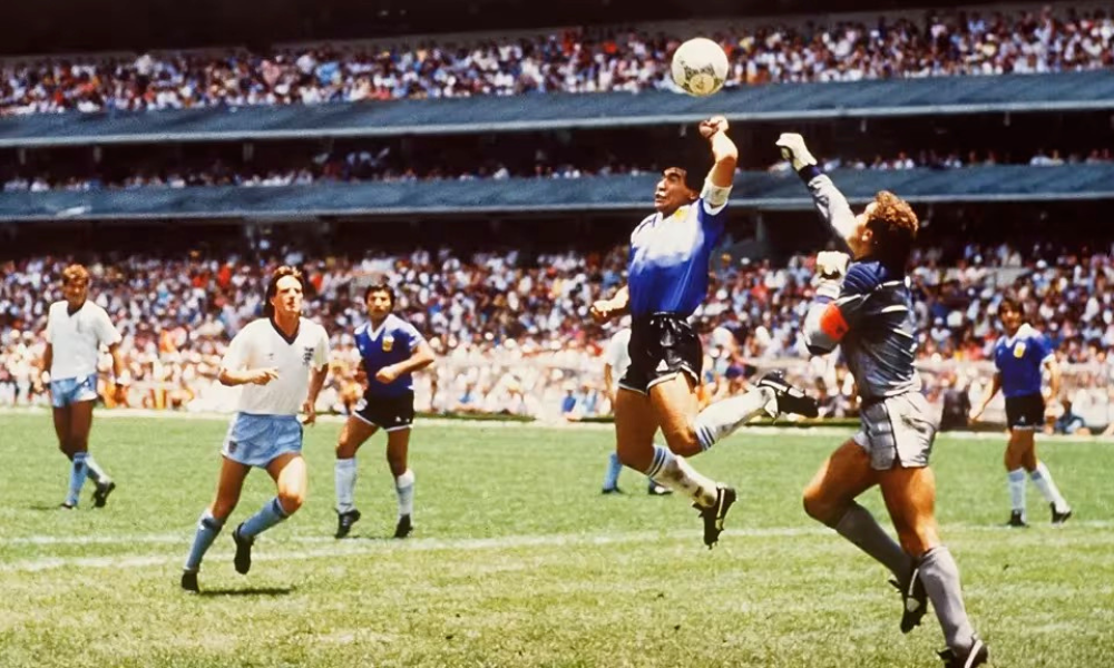 'La Mano de Dios', gol protagonizado por Diego Maradona, marcado eternamente na história do futebol