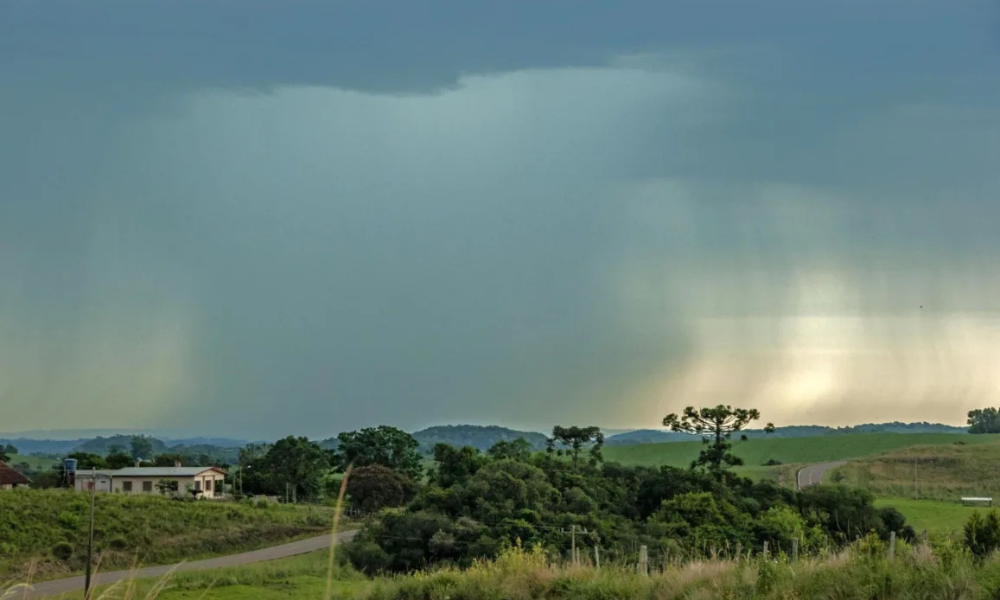 Tempestades deixam 10 desalojados e provocam danos em mais de 20 cidades no RS