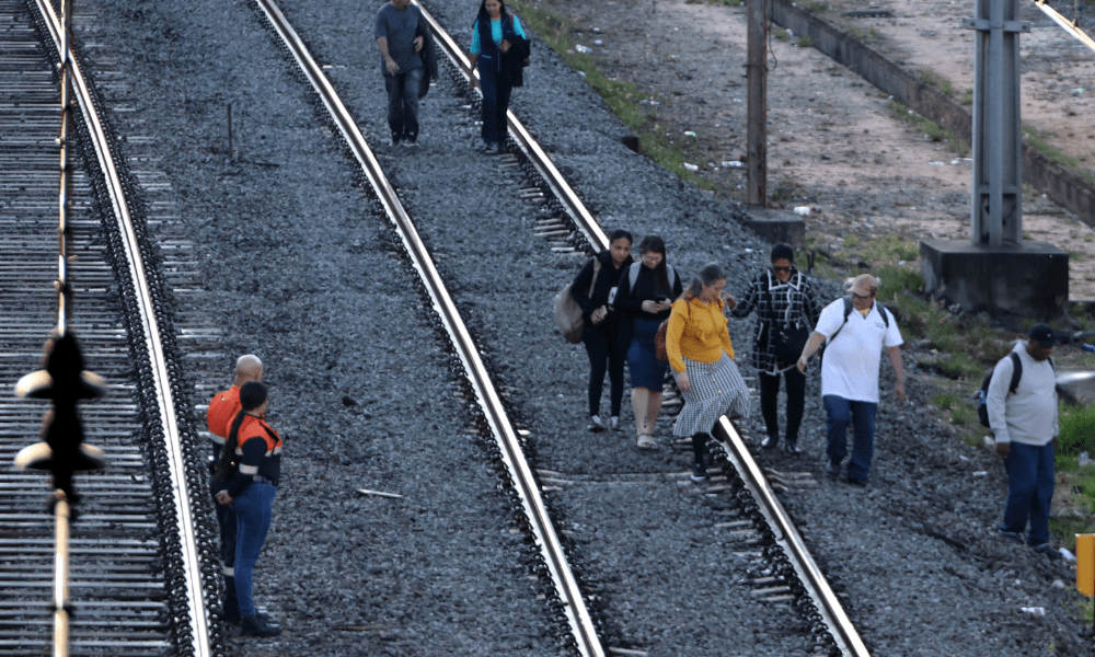 Passageiros andam nos trilhos após trens de SP apresentarem falhas nesta quinta-feira (23)