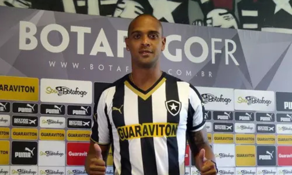 Ex-jogador do Botafogo morre após queda de muro durante ventania no RJ