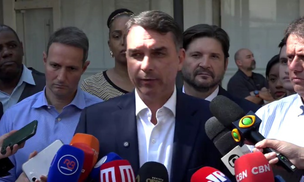 Senador Flávio Bolsonaro (PL), candidato à Presidência da República, durante coletiva na sexta-feira (31)