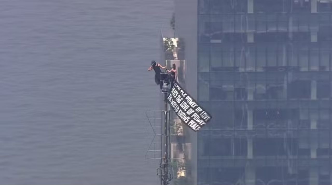 Casal é preso após protesto e pedido de casamento no topo do Empire State