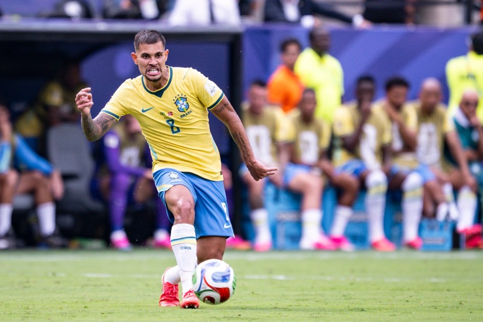 USA - BRASIL/NORUEGA - INTERNACIONAL - Bruno Guimaraes de Brasil passa a bola durante a partida entre Brasil e Noruega, válida pelas oitavas de final da Copa do Mundo FIFA 2026, realizada no MetLife Stadium, em East Rutherford, Nova Jersey, Estados Unidos, neste domingo (5)