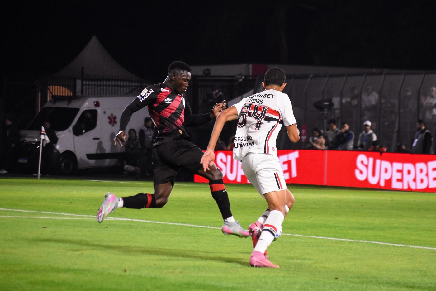 São Paulo marca, mas sofre virada do Athletico-PR no retorno do Brasileirão
