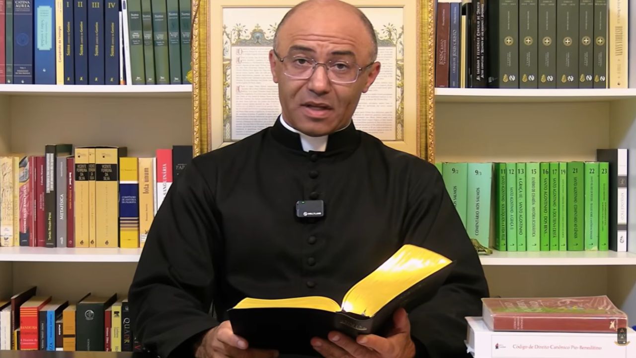 Doutor em Teologia e professor: quem é o padre que rejeitou excomunhão do Vaticano
