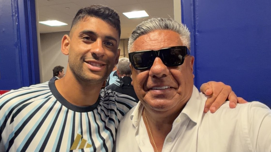 Presidente da Federação Argentina de Futebol, Claudio Tapia, ao lado do jogador da Seleção Cristian Romero.