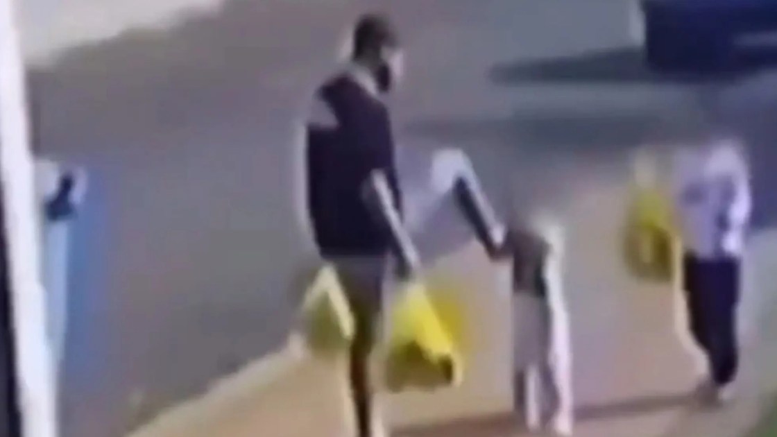 Pai agride filha de 3 anos com chute.