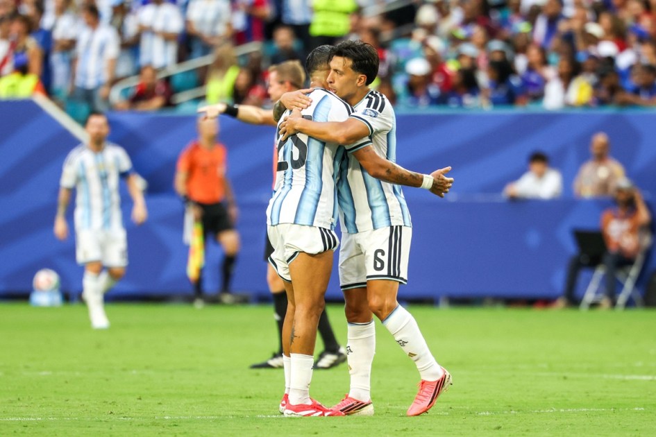 Lisandro Martinez abraçando Molina na Copa do Mundo de 2026