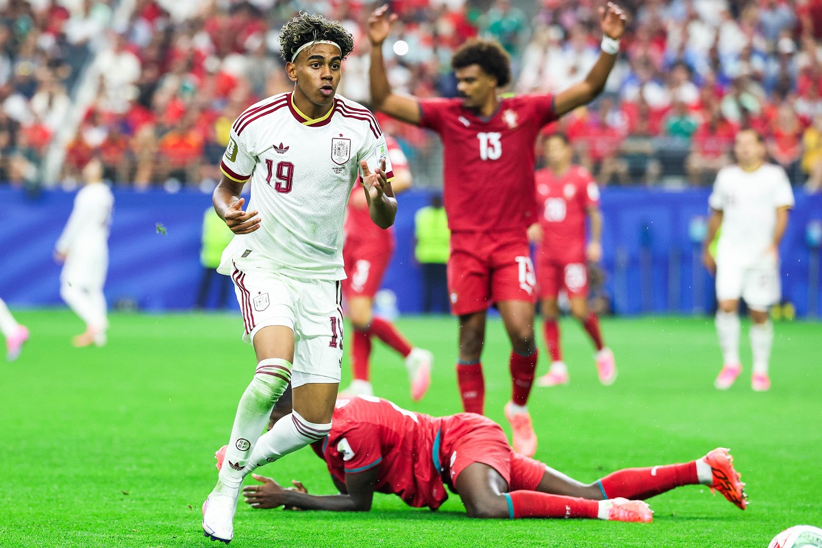 A Espanha chega às quartas de final com futebol eficiente e a Bélgica ressuscita, depois de despachar os EUA 