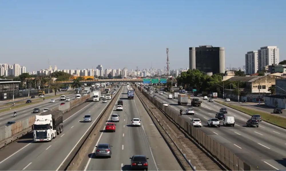 Colisão entre ônibus e caminhão deixa um morto e 12 feridos na Via Dutra, em SP