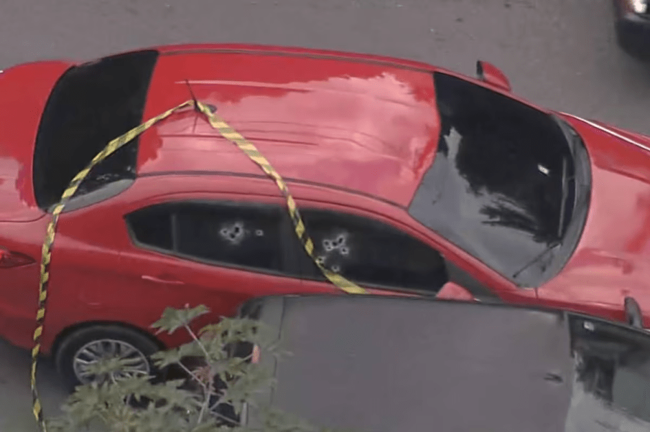 Carro após atentado em Cotia