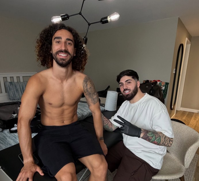 Cucurella faz tatuagem em homenagem a Luís de la Fuente