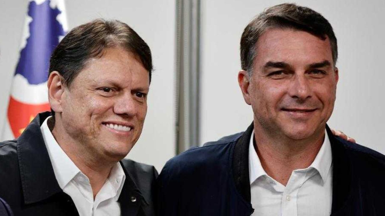 Tarcísio apoia pré-candidatura de Flávio e diz que trabalho de Bolsonaro ‘será retomado’