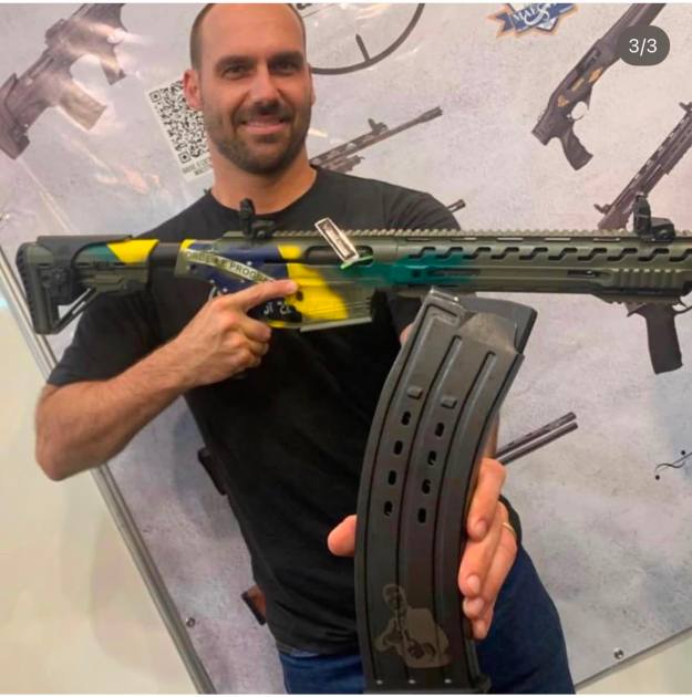 Eduardo Bolsonaro com espingarda apreendida pela PF