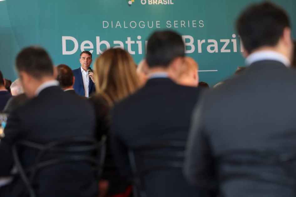 Flávio Bolsonaro em evento com diplomatas, em Brasília, na terça-feira (21)