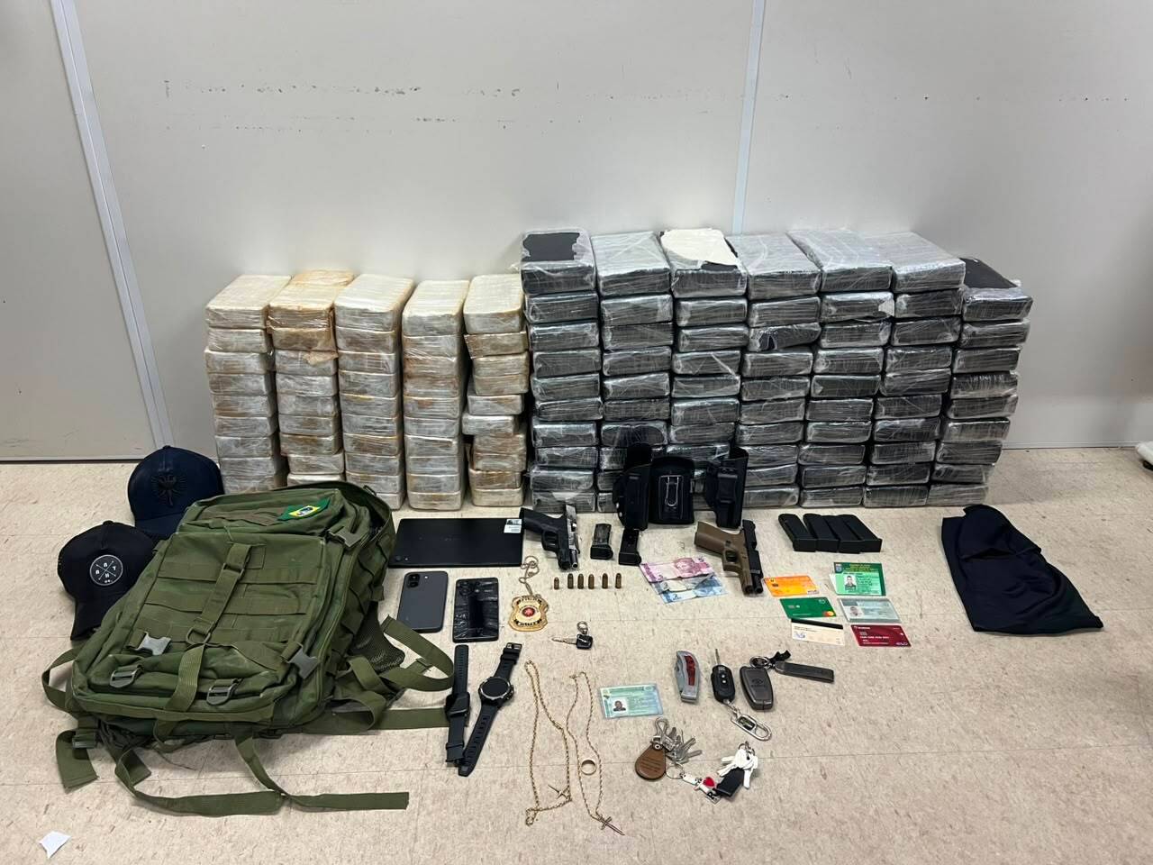 Estudante de direito e PM são presos com armas e 119 kg de drogas em shopping na BA
