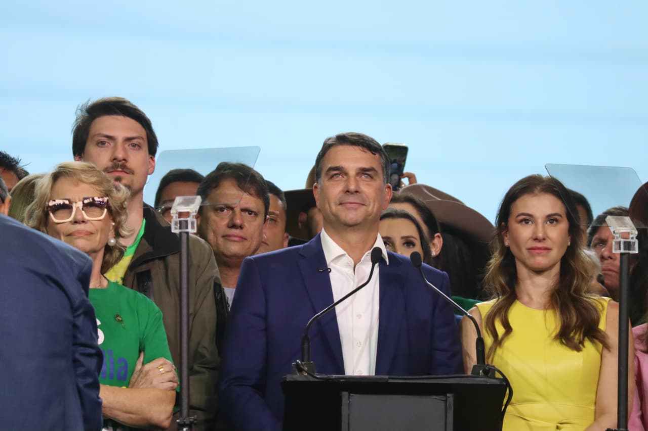 Aliados de Flávio avaliam iniciar campanha em São Paulo ou no Nordeste