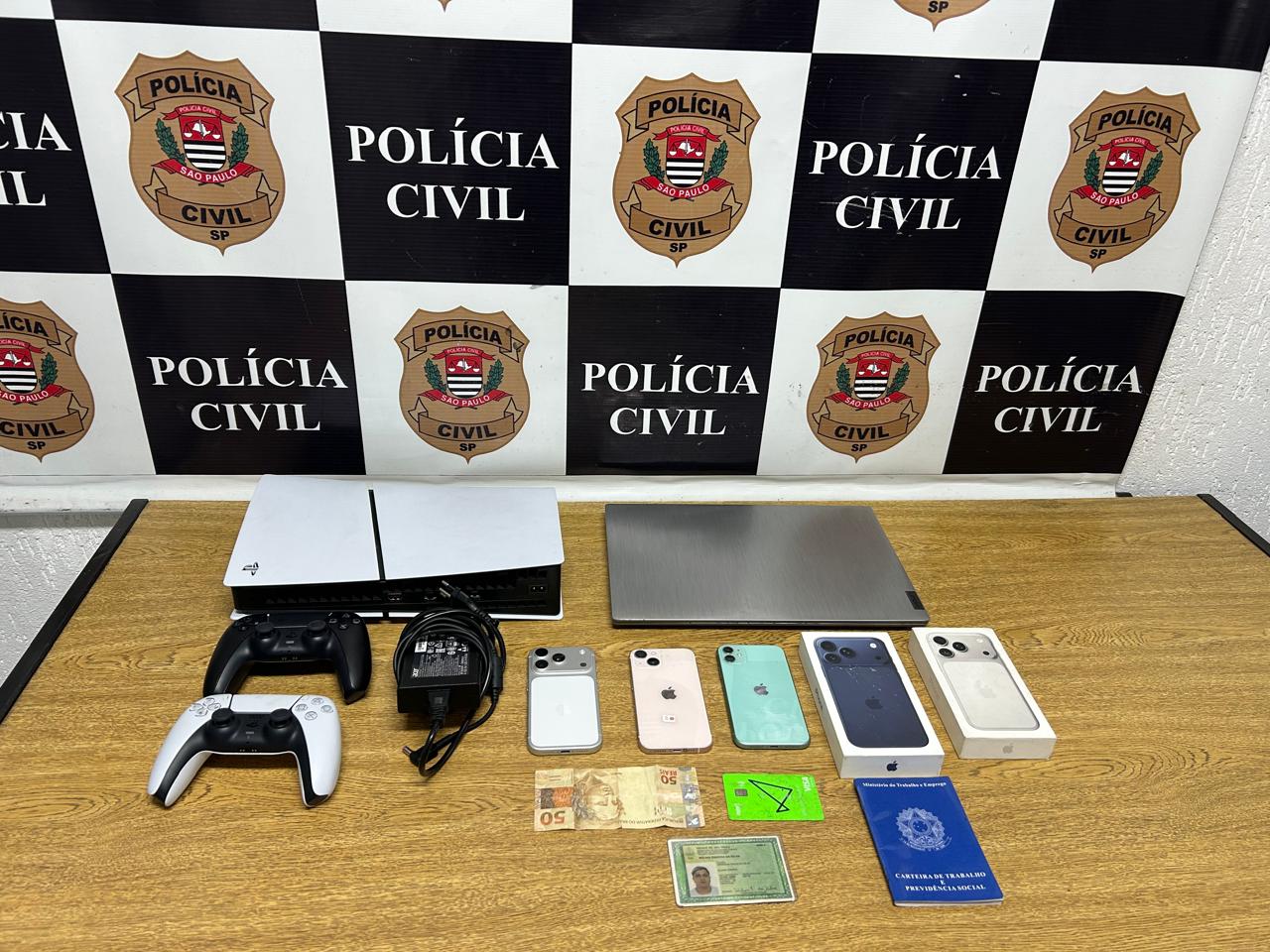Materiais apreendidos durante a Operação Cyberconnect