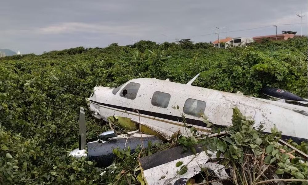 Avião de pequeno porte cai em praia de Santa Catarina