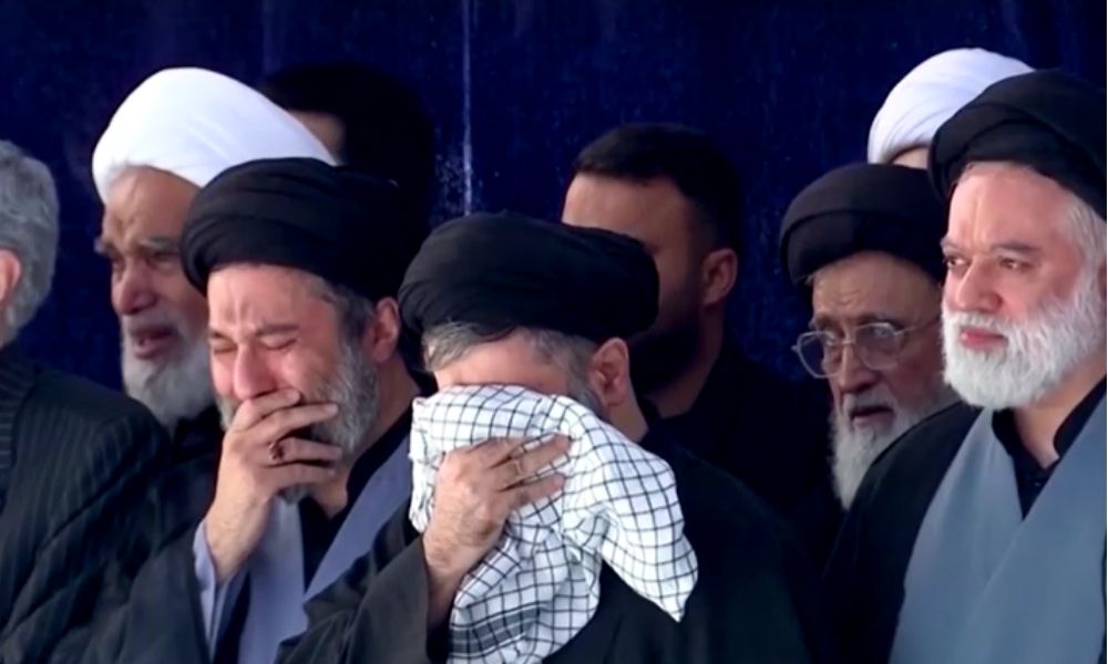 Filhos de Ali Khamenei comparecem ao funeral do pai, mas sucessor, Mojtaba, se ausenta