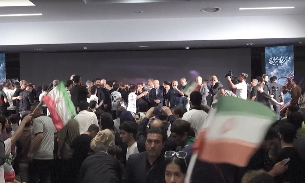 Seleção iraniana é recebida com música, cânticos e flores no retorno a Teerã