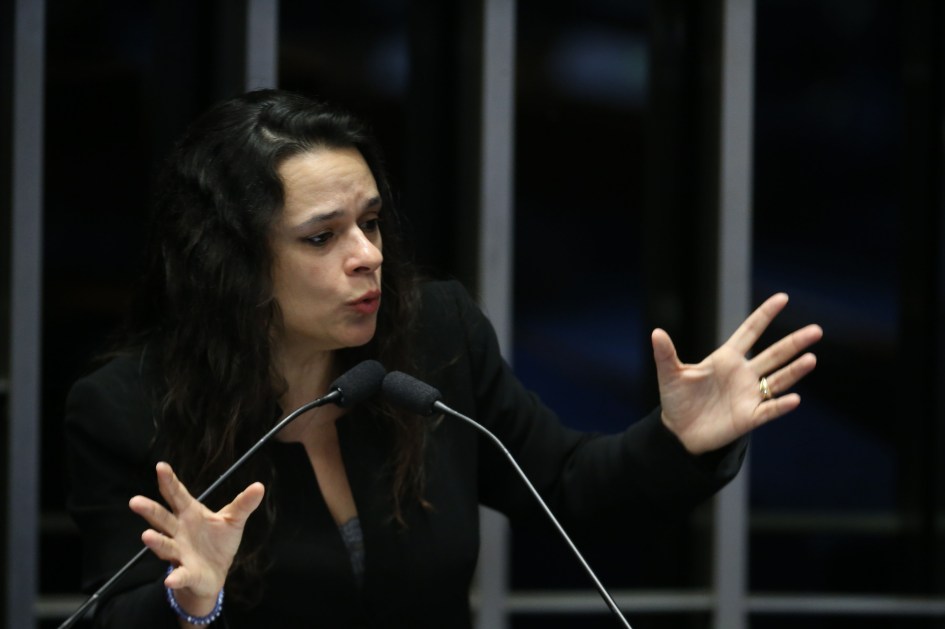 Brasil, Brasília, DF, 30/08/2016. A advogada de acusação, Janaina Paschoal, fala durante seu discurso dando continuidade do julgamento final do processo de impeachment da presidente afastada, Dilma Rousseff (PT), no plenário do Senado, em Brasília (DF). Na ocasião, Janaina chorou.