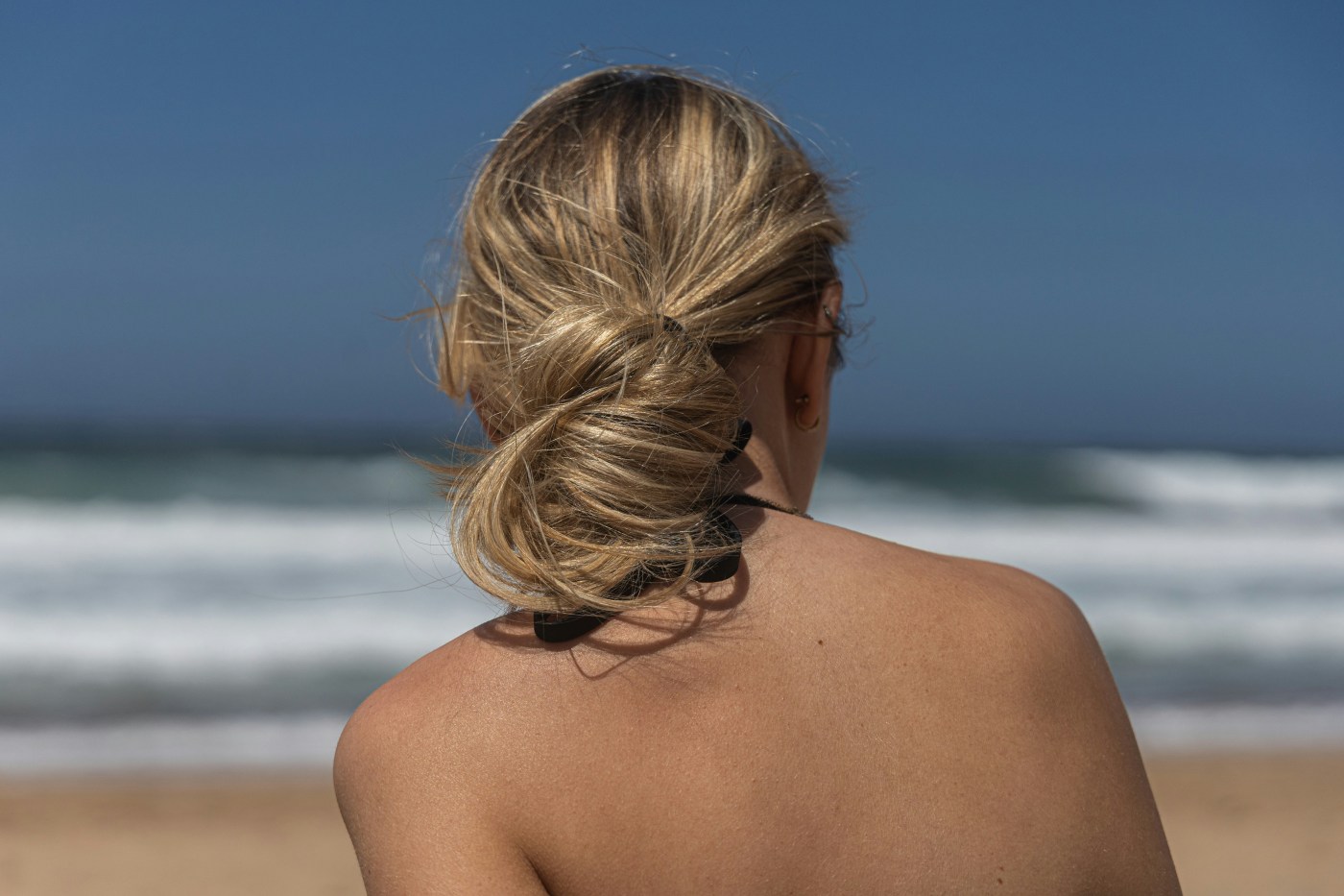 Como proteger o couro cabeludo e os fios de cabelo do ressecamento do sol