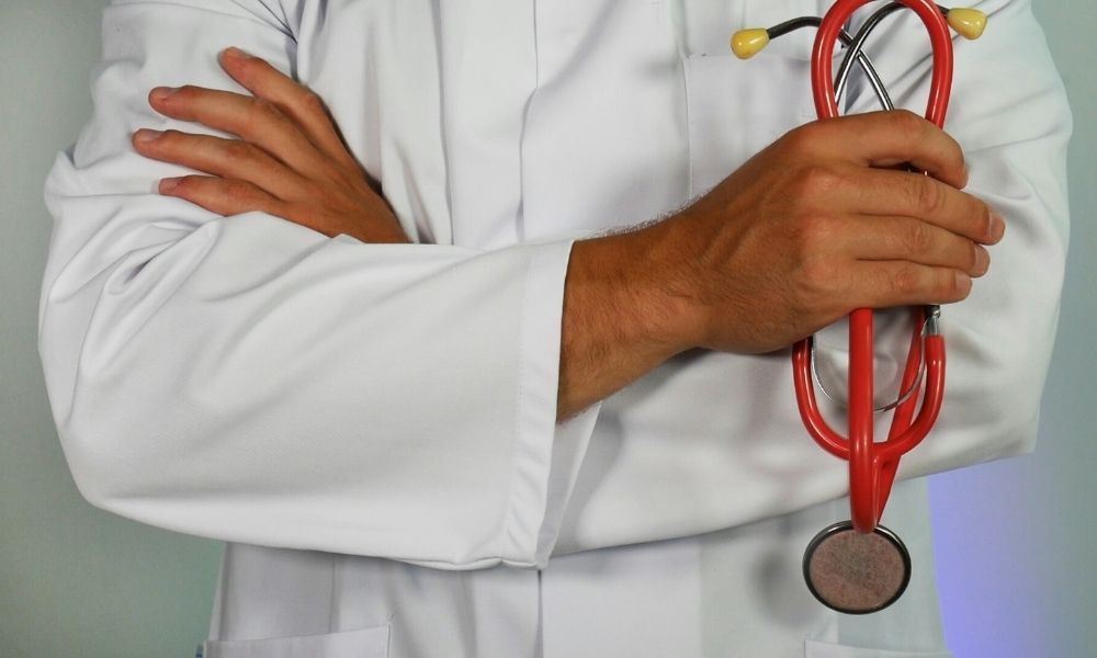 Médico é investigado por suspeita de usar óculos com câmera em exame ginecológico