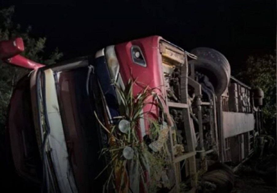 Ônibus capotado em Santa Cata