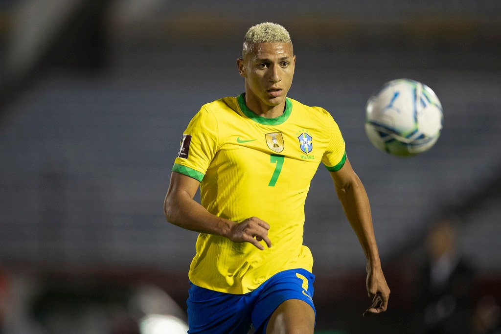 Richarlison expõe disputa judicial de mansão que teve Flávio Bolsonaro arrolado como testemunha