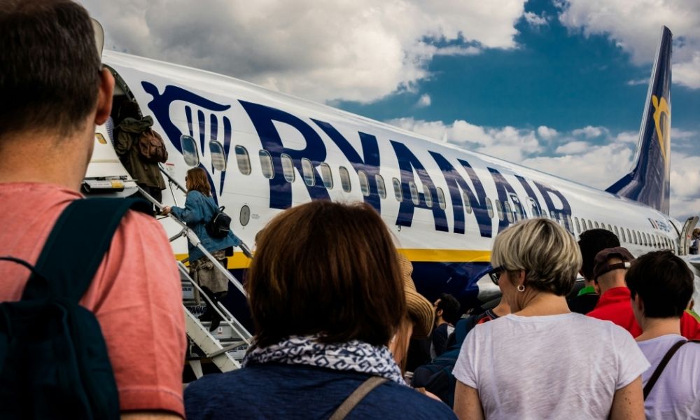 Passageiro é parcialmente sugado por janela de avião após decolagem na Grécia
