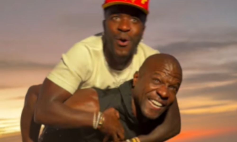 Terry Crews e Vini Jr. se encontram no RJ, e brasileiro é carregado nas costas; veja vídeo