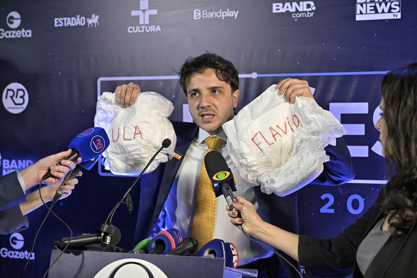 Renan leva fraldas para Flávio e Lula antes de debate presidencial