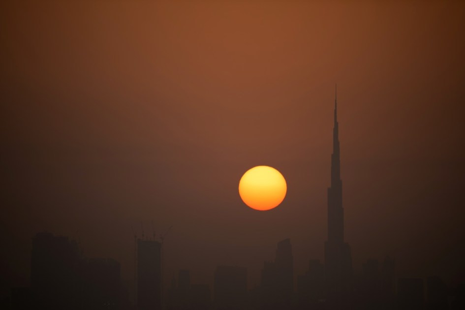 O sol se põe sobre o horizonte de Dubai, destacando o Burj Khalifa, o edifício mais alto do mundo, em Dubai, em 6 de agosto de 2026